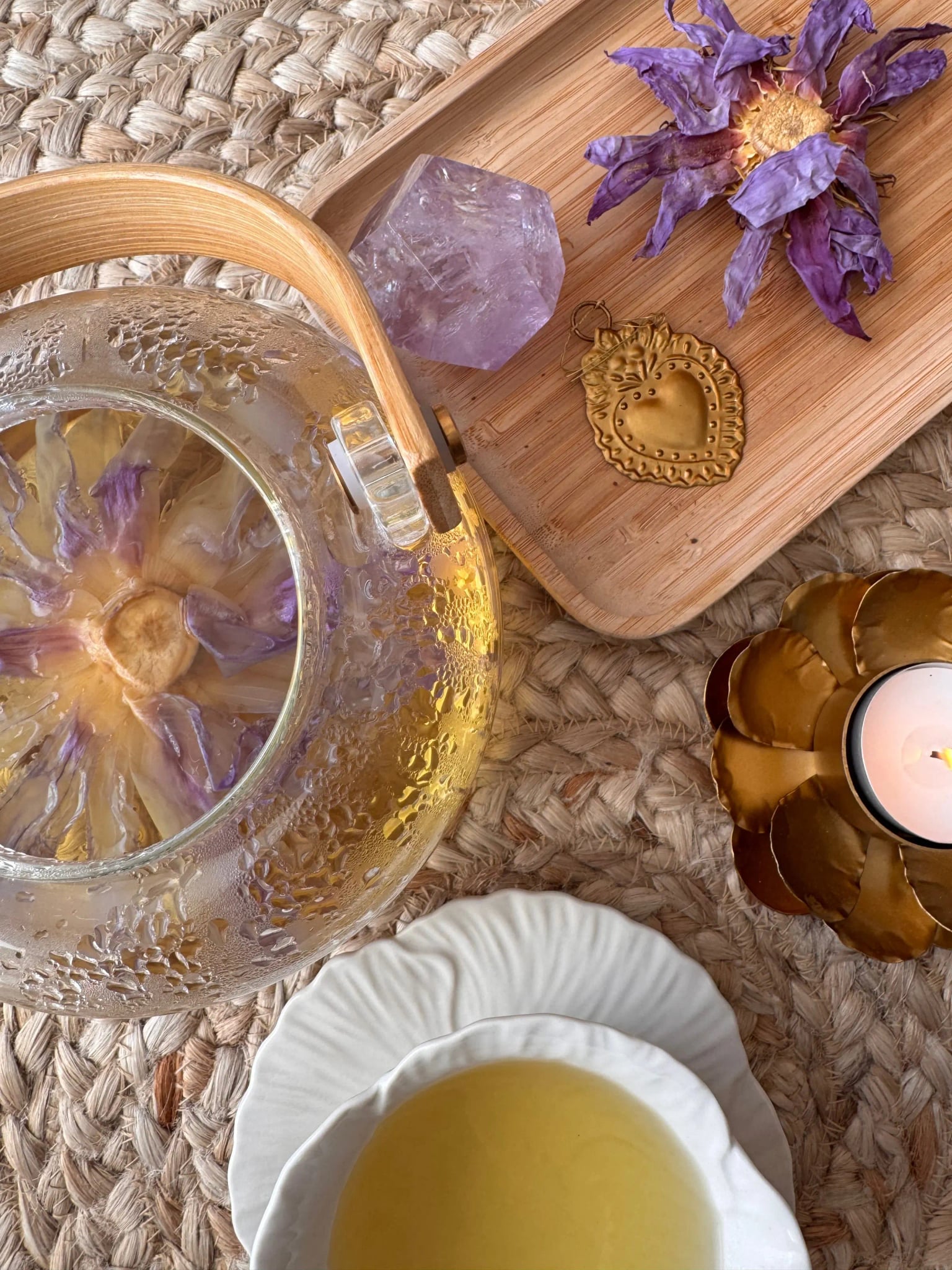 Rituel - théière, améthyste et objets sacrés