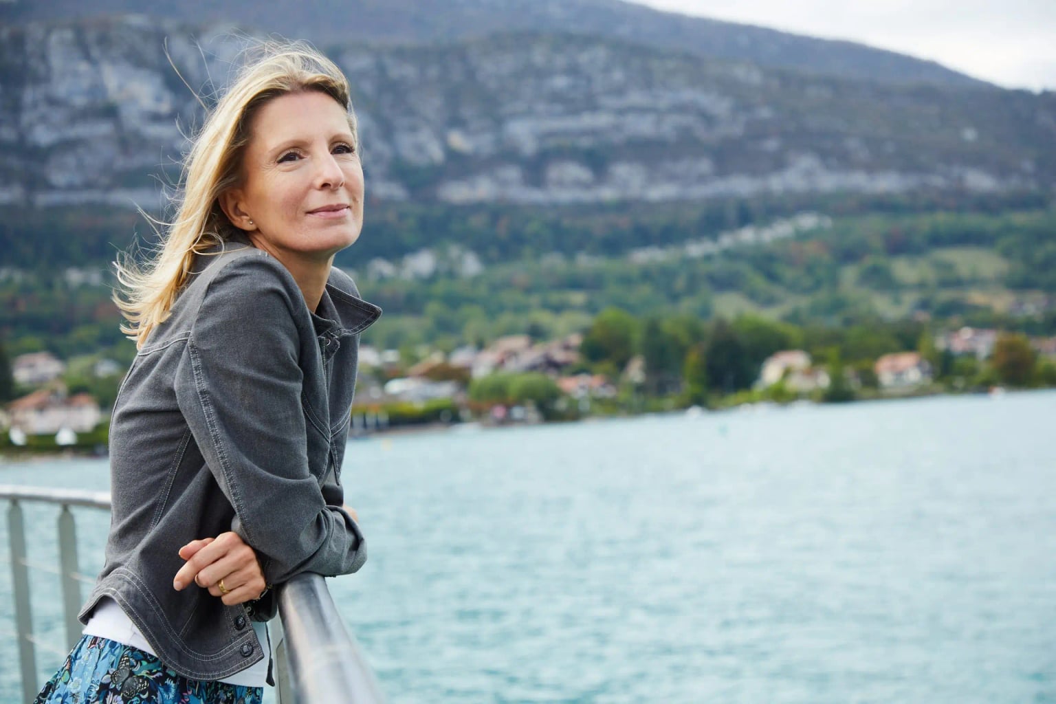 Laurence Germain face au lac d'Annecy