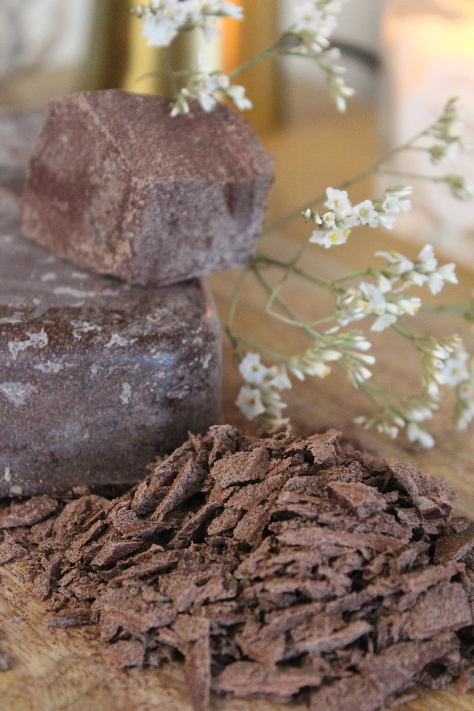 Mug de cacao sur l'autel
