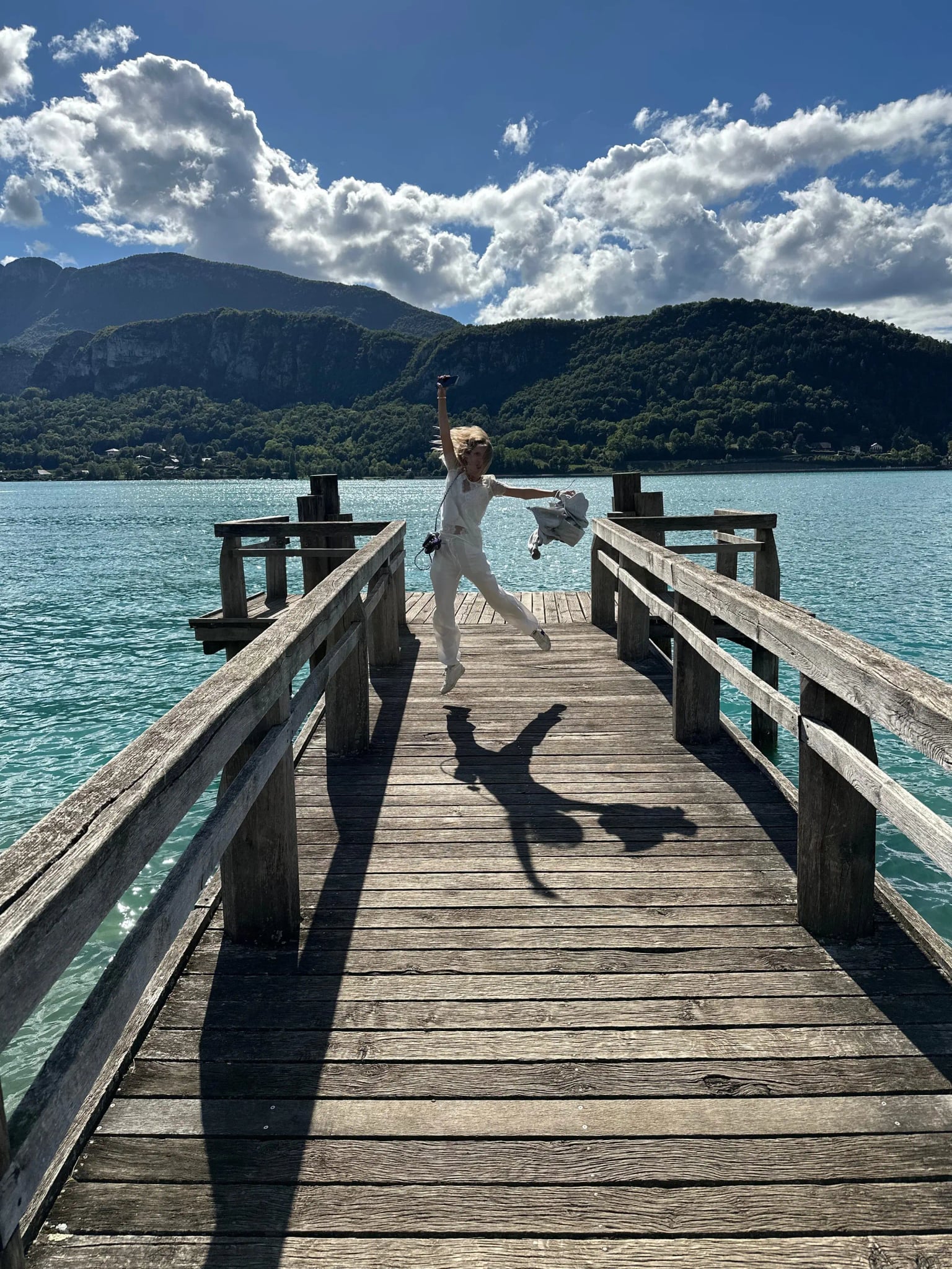 Laurence Germain en mouvement - saut sur ponton au bord du lac